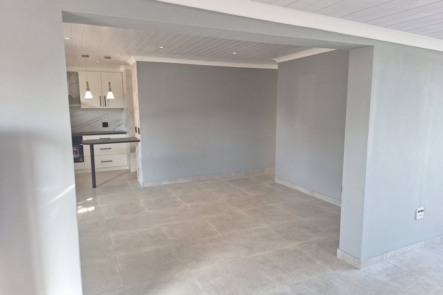 To Let 4 Bedroom Property for Rent in Protea Village Western Cape